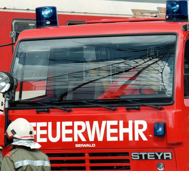 In Anthering steht ein Pkw in Vollbrand. Die Feuerwehr ist im Einsatz. | Foto: Symbolbild: Gertraud Kleemayr