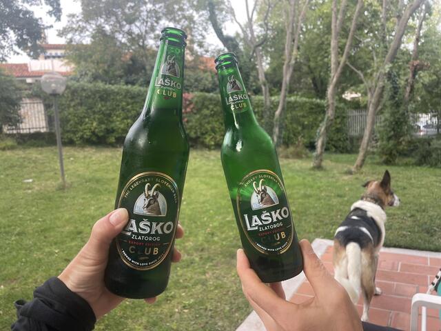 Ankunft in der "Villa Borgo Duino": Prost!