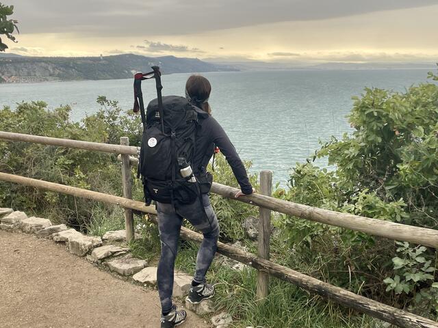 Etappe 34/Tag 2: Blick auf's Meer in Duino - die Regenwolken hängen tief...