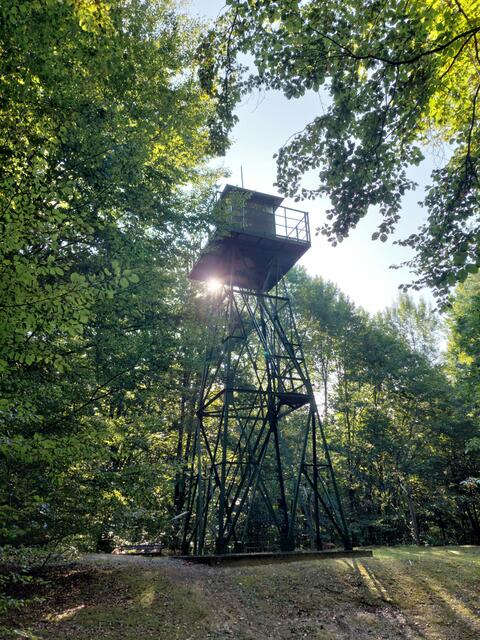 Der ehemalige Grenzwachturm, jetzt Mahnmal, am Weg zum Dreiländereck A/HU/SLO 