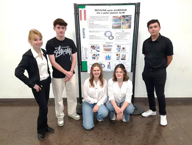 Chemielehrerin Sigrid Diethart freute sich, ihre Schülerinnen und Schüler Jakob Supancic, Lena Hofmann, Mariana Magallanes-Mazzoco, und Yannik Hotter (v.l.) nach Bologna begleiten zu können. | Foto: Europagymnasium Leoben