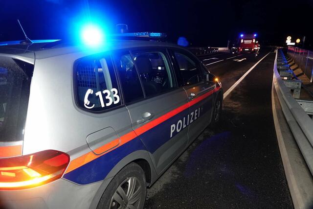 Eine Pkw-Lenkerin krachte auf der Manker Straße in Wieselburg ohne Führerschein gegen die Leitschiene. | Foto: Doku NÖ