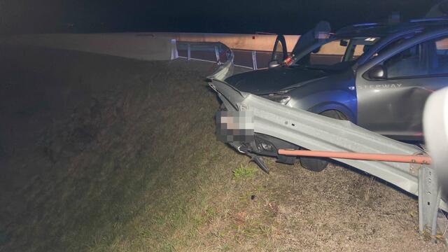 Eine Pkw-Lenkerin krachte auf der Manker Straße in Wieselburg ohne Führerschein gegen die Leitschiene. | Foto: Doku NÖ