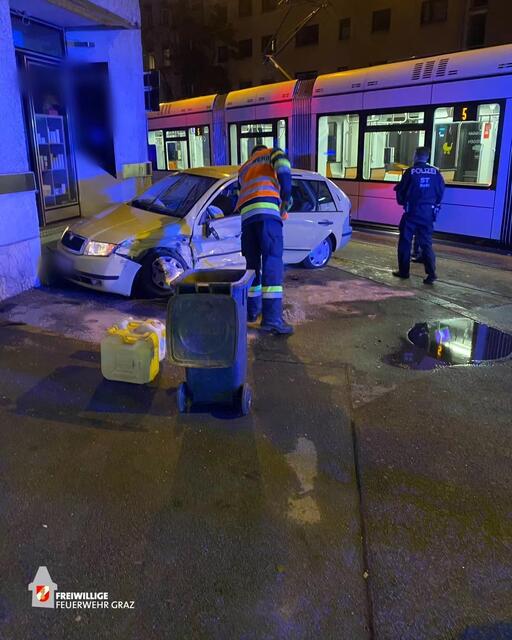 Großer Schaden, aber bald alles unter Kontrolle bei der Bim-PKW-Kollission. | Foto: FF Graz