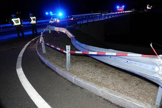 Eine Pkw-Lenkerin krachte auf der Manker Straße in Wieselburg ohne Führerschein gegen die Leitschiene. | Foto: Doku NÖ
