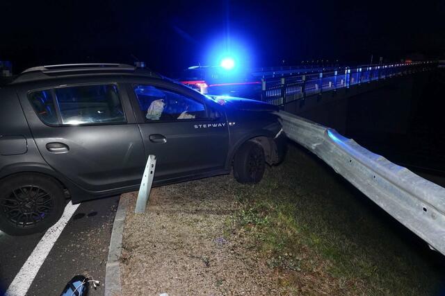 Eine Pkw-Lenkerin krachte auf der Manker Straße in Wieselburg ohne Führerschein gegen die Leitschiene. | Foto: Doku NÖ