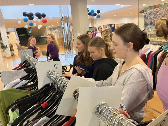 Gespendete Kleidung wurde sortiert und für einen Second-Hand-Basar aufbereitet. | Foto: multiaugustinum