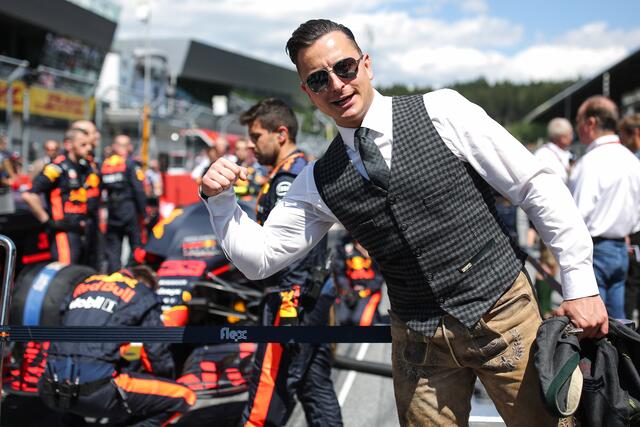 Stark und steirisch: Andreas Gabalier sang bei der Formel 1 die Bundeshymne – die Töchter-Söhne-Zeile war dabei großer Streitpunkt. | Foto: GEPA pictures