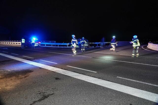 Eine Pkw-Lenkerin krachte auf der Manker Straße in Wieselburg ohne Führerschein gegen die Leitschiene. | Foto: Doku NÖ