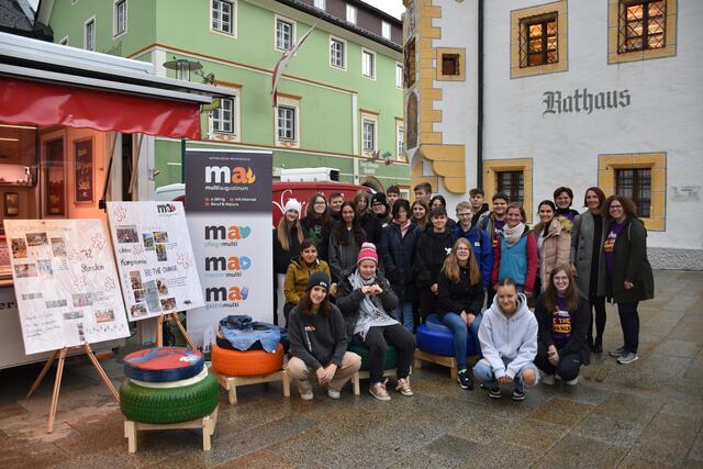 Aus alten Autoreifen und gespendeten Materialien wurden Sitzhocker hergestellt, die hier am Marktplatz präsentiert wurden. | Foto: multiaugustinum
