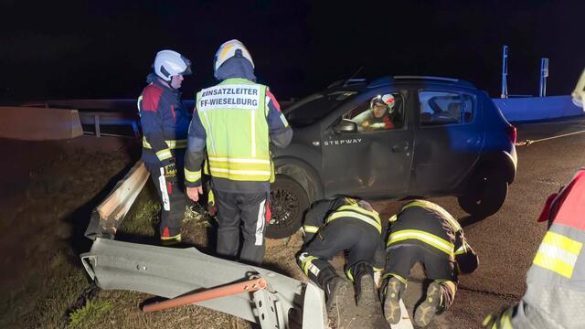 Eine Pkw-Lenkerin krachte auf der Manker Straße in Wieselburg ohne Führerschein gegen die Leitschiene. | Foto: Doku NÖ