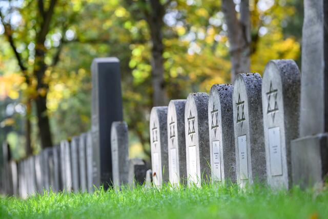 Ein Brandanschlag und antisemitische Botschaften wurde in der Nacht auf Allerheiligen am jüdischen Friedhof in Wien verübt. | Foto:  MAX SLOVENCIK / APA / picturedesk.com