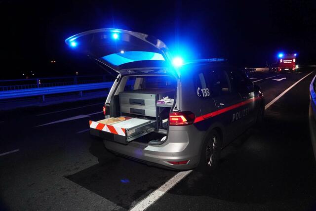 Eine Pkw-Lenkerin krachte auf der Manker Straße in Wieselburg ohne Führerschein gegen die Leitschiene. | Foto: Doku NÖ