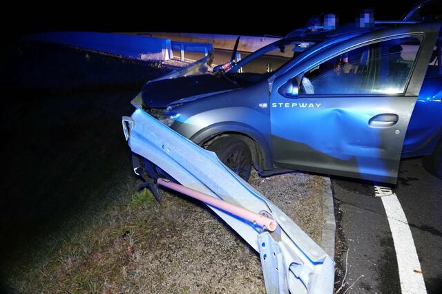 Eine Pkw-Lenkerin krachte auf der Manker Straße in Wieselburg ohne Führerschein gegen die Leitschiene. | Foto: Doku NÖ