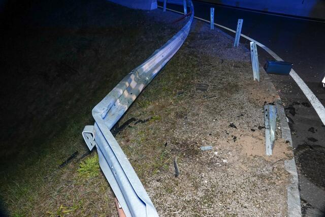 Eine Pkw-Lenkerin krachte auf der Manker Straße in Wieselburg ohne Führerschein gegen die Leitschiene. | Foto: Doku NÖ
