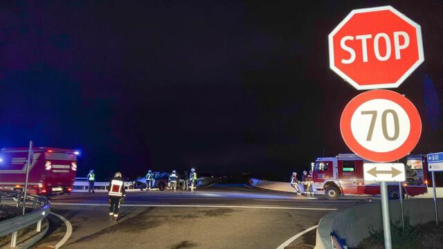 Eine Pkw-Lenkerin krachte auf der Manker Straße in Wieselburg ohne Führerschein gegen die Leitschiene. | Foto: Doku NÖ