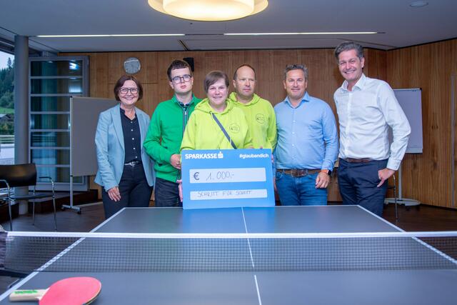 Helga Freund (GF Eurotours), Bettina Hölzl mit Sohn Johannes und Ehemann Leo (Schritt für Schritt), Volker Ambros (Bereichsleiter Direktvertrieb B2B &amp; Just Away), Thomas Zanolin (GF Eurotours) bei der Gutscheinübergabe. | Foto: Eurotours