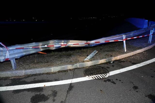 Eine Pkw-Lenkerin krachte auf der Manker Straße in Wieselburg ohne Führerschein gegen die Leitschiene. | Foto: Doku NÖ