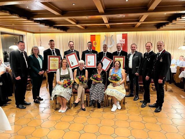 Hintere Reihe (v.l.n.r.): Obmann Stv. Andreas Schragl, Bürgermeisterin (Buch in Tirol) Marion
Wex, Günther Zeindl, Stefan Oberladstätter, Thomas Oberladstätter, Norbert Brunel, Lukas
Falch, Bürgermeister (Gallzein) Josef Brunner, Kapellmeister Markus Oberladstätter, Obmann
(Blasmusikverband Schwaz) Alois Leitinger
Vordere Reihe (v.l.n.r.): Regina Zeindl, Daniela Oberladstätter, Catrin Oberladstätter, Daniela
Falch | Foto: Jasmin Heim