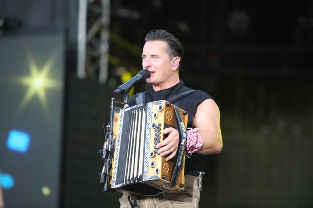 Auf der Bühne eine Urgewalt ... | Foto: MeinBezirk.at