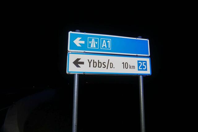 Eine Pkw-Lenkerin krachte auf der Manker Straße in Wieselburg ohne Führerschein gegen die Leitschiene. | Foto: Doku NÖ