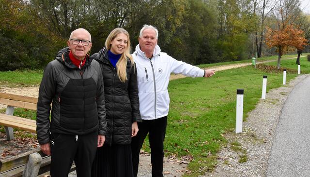 Von links: Erich Weber, Stadträtin Isabella Theuermann und Wolfgang Knes an dem Platz, wo noch bis vor Kurzem Trainingsgeräte standen. In unmittelbarer Nähe soll ein neuer kleiner Fitnesspark entstehen. | Foto: MeinBezirk.at