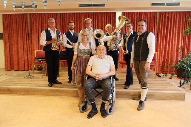 Hinten: „Veltliner Brass“ mit Helmut Himmetzberger, Sebastian Kernstock, Benjamin Schwarz, Franz Diry und Eva Knappel sorgten für wunderbare Stimmung im Festsaal des PBZ Tulln.

Vorne: Karin Mörtel (Leitung Pflege und Betreuung), Karl Bischof (Bewohner) und Gregor Kopa (Kaufmännische Leitung) waren begeistert vom Konzert der Musiker. | Foto: PBZ Tulln Lins