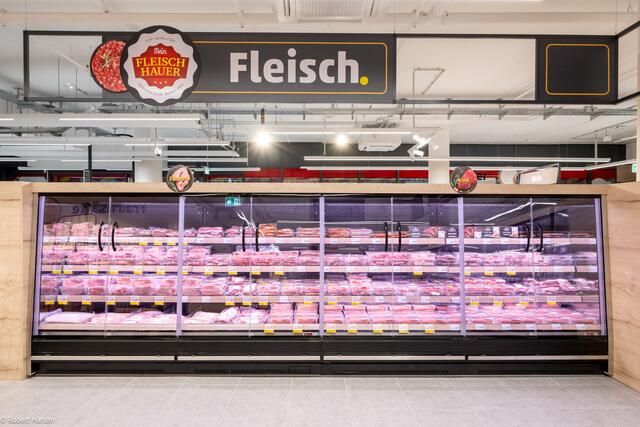 In der neuen Penny-Filiale erfüllen Fleischhauerinnen und Fleischhauer individuelle Wünsche. | Foto: Penny/Robert Harson