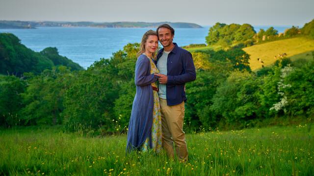 Im Bild: Auf dem Weg zu ihrem Wunschkind lernen sich Amy Boyd (Friederike Linke) und Kieran Nash (Max Alberti) kennen und lieben. | Foto: ORF/ZDF/Jon Ailes