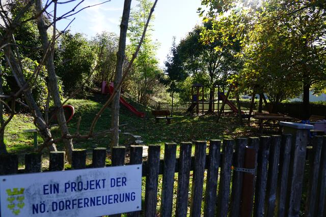 Ein kleiner aber feiner Spielplatz lädt zum Herumtollen ein. | Foto: Roman Kappel