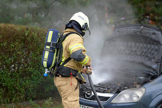  Die Feuerwehr musste den Fahrzeugbrand löschen. | Foto: Zeitungsfoto.at
