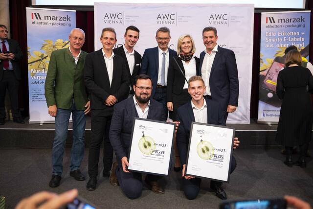 Siegeslächeln: Die Vertreterinnen und Vertreter aus Silberberg und die Familie Jauk freuten sich sichtlich über die großen Erfolge. | Foto: Philipp Schwertberger AWC VIENNA