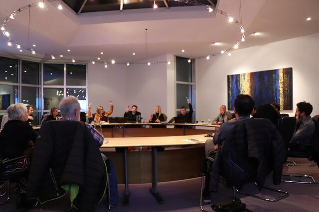 Eine knappe Entscheidung für die Wintersaison der Venet Bergbahnen AG. Mit 10:9 fiel die Entscheidung für ein Öffnen des Venets im Winter und die Zusicherung der 750.000 Euro Subvention. | Foto: Elisabeth Neuner