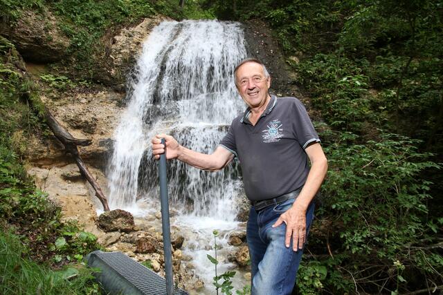 Heinz Antonitsch möchte den schönen Wasserfall in Weizelsdorf mit allen teilen. Vandalen haben jedoch das Hinweisschild entfernt. | Foto: MeinBezirk.at