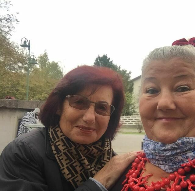 Margit Schnörch und Ingrid Necker mit Korallenkette. | Foto: privat