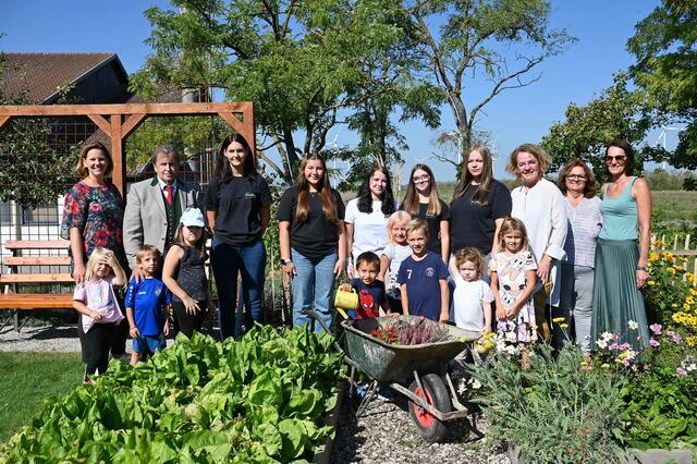 Bildungs-Landesrätin Christiane Teschl-Hofmeister (3.v.r.) mit Lehrpersonal, Schülerinnen und Kindern im Bauerngarten der Fachschule Obersiebenbrunn | Foto: Jürgen Mück