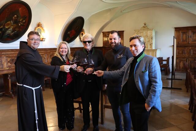 Manuel Pinetz (2. v. r.) sorgt für kulinarische Genüsse beim Konzertabend.