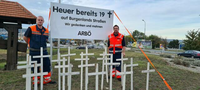 Beim Kreisverkehr Mattersburgerstraße in Eisenstadt wurden 19 weiße Kreuze aufgestellt.  | Foto: ARBÖ