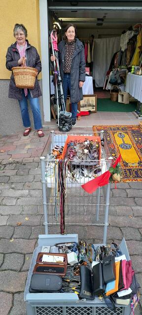 Monika Zimprich (l.) und Petra besuchten den Garagenflohmarkt | Foto: privat
