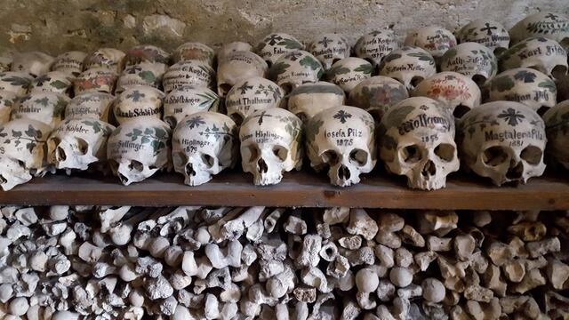 Eines der größten Beinhäuser Österreichs, das heute noch existiert und sogar besichtigt werden kann, befindet sich in Hallstatt. | Foto: Christa Posch