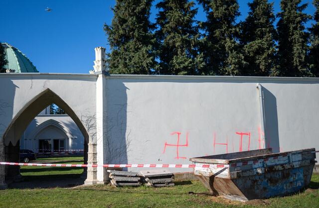 Der gesamte Bereich wurde von der Polizei abgesperrt. | Foto:  GEORG HOCHMUTH / APA / picturedesk.com