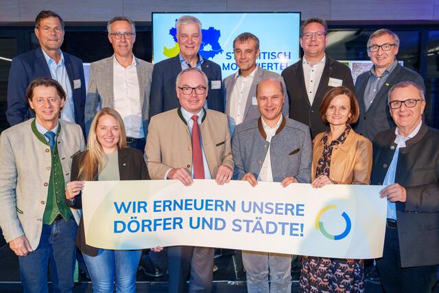 Bezirkshauptmann Johann Seper, Landtagsabgeordnete Silke Dammerer, Landeshauptfrau-Stellvertreter Stephan Pernkopf, Gemeindebund-Präsident Bürgermeister Johannes Pressl, Bezirkshauptfrau Martina Gerersdorfer und GVV-Präsident Bürgermeister Rupert Dworak (v.) sowie Geschäftsführer Verein NÖ Dorf- und Stadterneuerung Walter Kirchler, Nationalratsabgeordneter Georg Strasser, Landtagsabgeordneter Anton Kasser, Landtagsabgeordneter Anton Erber und Bürgermeister Christian Haberhauer und Geschäftsführer Energie- und Umweltagentur Herbert Greisberger

 | Foto: NÖ.Regional/Bollwein