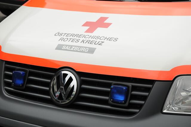 Beim Einparken gelang die Front eines Autos in den Gegenverkehr. Ein 83-jähriger Fahrzeuglenker kollidierte mit dem des einparkenden 58-jährigen PKW-Lenkers. | Foto: Rotes Kreuz Salzburg