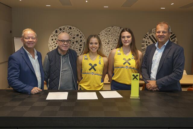 Charly Zöchling (Raiffeisenlandeswerbung NÖ-Wien), Präsident Wilfried Schmaus (SKN Basketball Frauen) und Dir. Thomas Schauer (Raiffeisenbank Region St. Pölten) mit zwei Kaderspielerinnen. | Foto: Raiffeisen