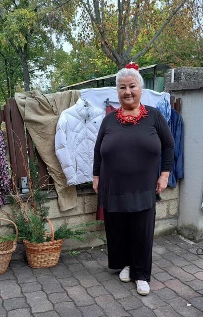Ingrid Necker will wissen, ob ihr die Korallenkette steht. | Foto: privat