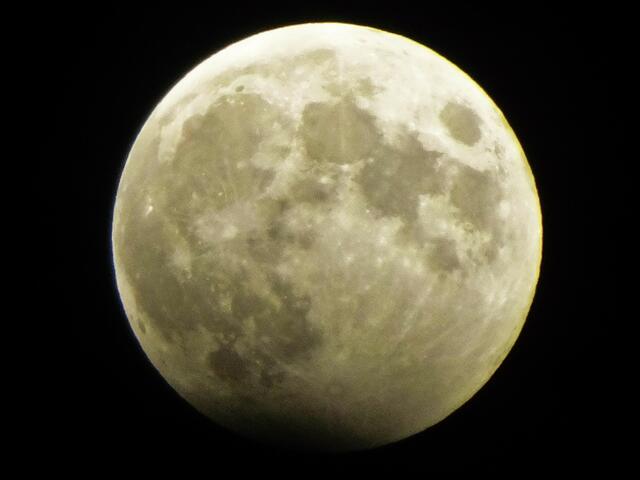 Partielle Mondfinsternis 20:48 Uhr: Die Mondscheibe ist bereits in den Erdschatten eingetaucht (links unten). ...
 | Foto: © Silvia Plischek