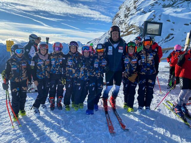 Weltstars über die Schultern blicken – Schüler der Ski MS gemeinsam mit Ski-Ass Aleksander Aamodt Kilde | Foto: Ski Mittelschule Windischgarsten