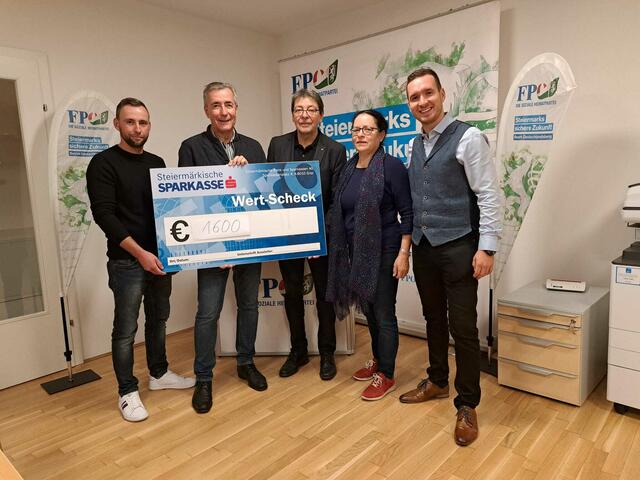 Bei der Spendenübergabe an die Steirische Kinderkrebshilfe. | Foto: FPÖ