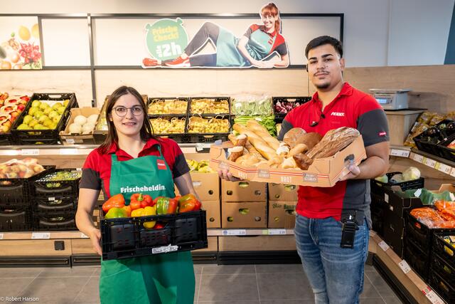 Mehrmals täglich wird in der Penny-Filiale allerlei Brot gebacken. Auch das Obst und Gemüse ist frisch. | Foto: Penny/Robert Harson