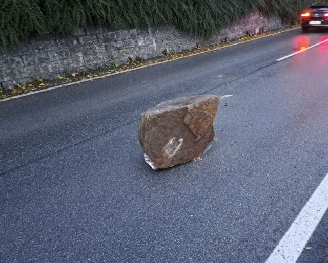Felssturz auf der B88. | Foto: ÖA-Team, Feuerwehren Gemeinde Radenthein